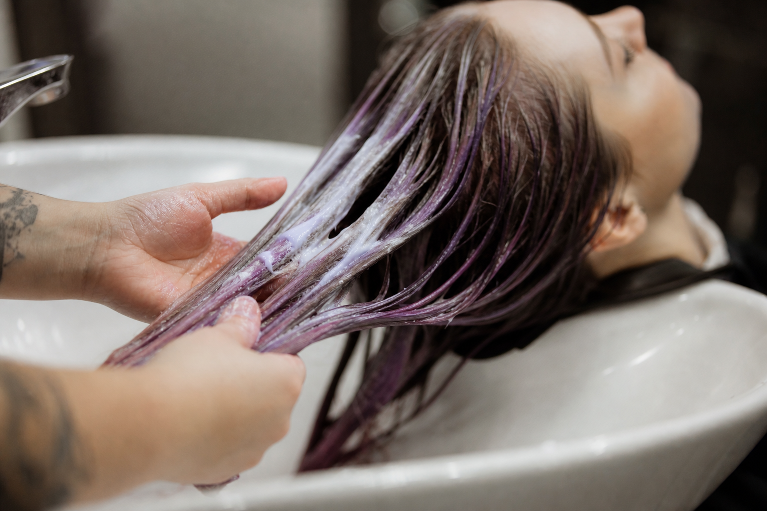 Gentle conditioning of coloured hair at a salon wash basin